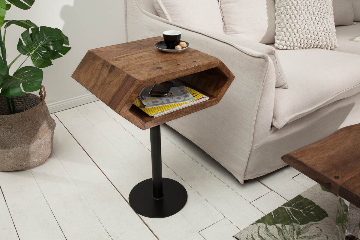 Tento odkladací stolík na vás zapôsobí svojím neobvyklým tvarom. Masívne drevené telo pripomínajúce tvar šesťuholníka ponúka praktický úložný priestor pre noviny, mobilné telefóny alebo ďalšie drobné predmety. 